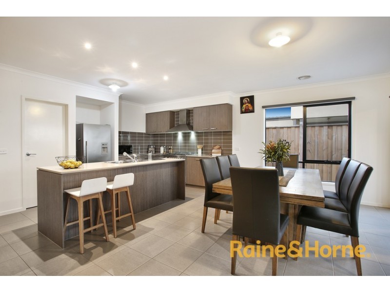 232 Heather Grove, Clyde North VIC 3978