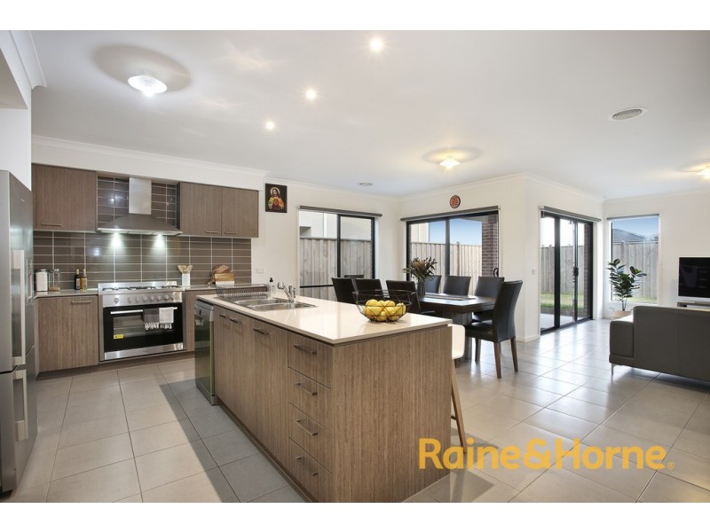 232 Heather Grove, Clyde North VIC 3978