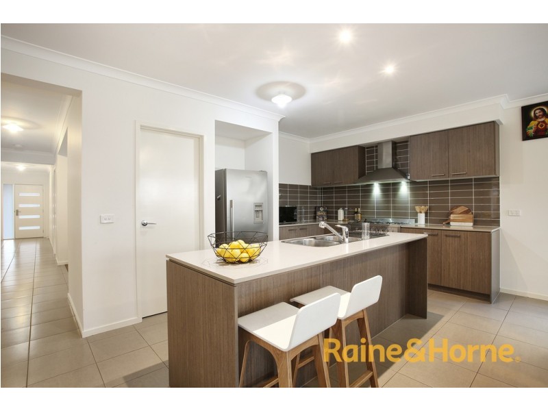 232 Heather Grove, Clyde North VIC 3978