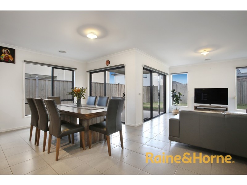 232 Heather Grove, Clyde North VIC 3978