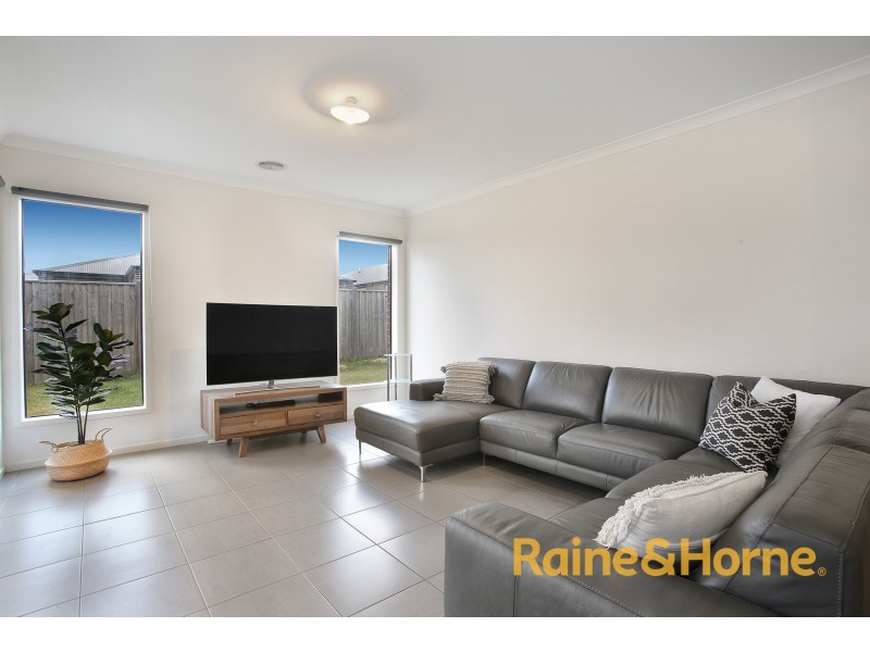 232 Heather Grove, Clyde North VIC 3978