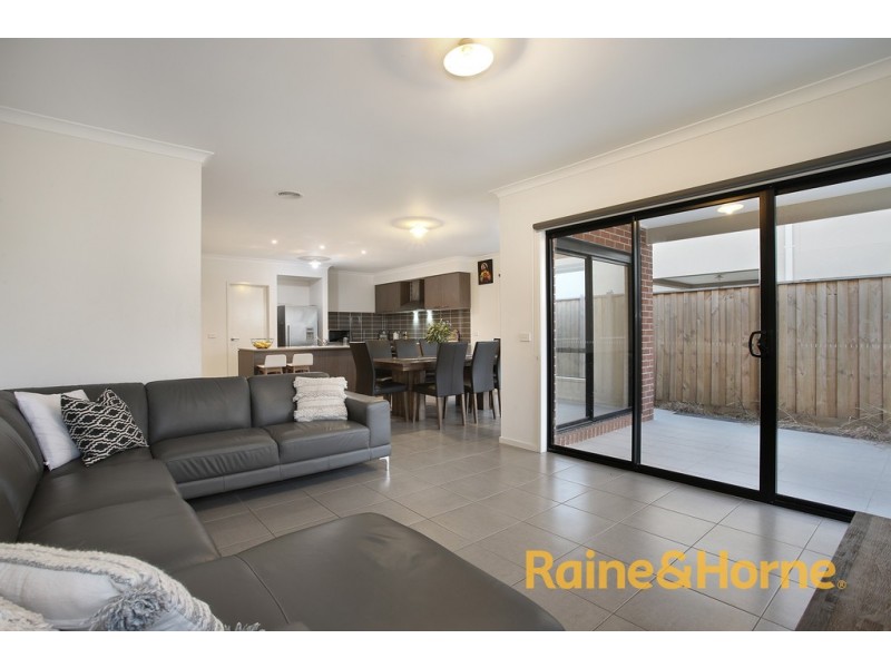 232 Heather Grove, Clyde North VIC 3978