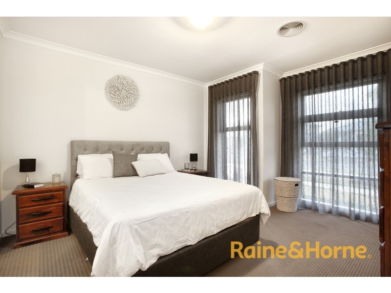 232 Heather Grove, Clyde North VIC 3978