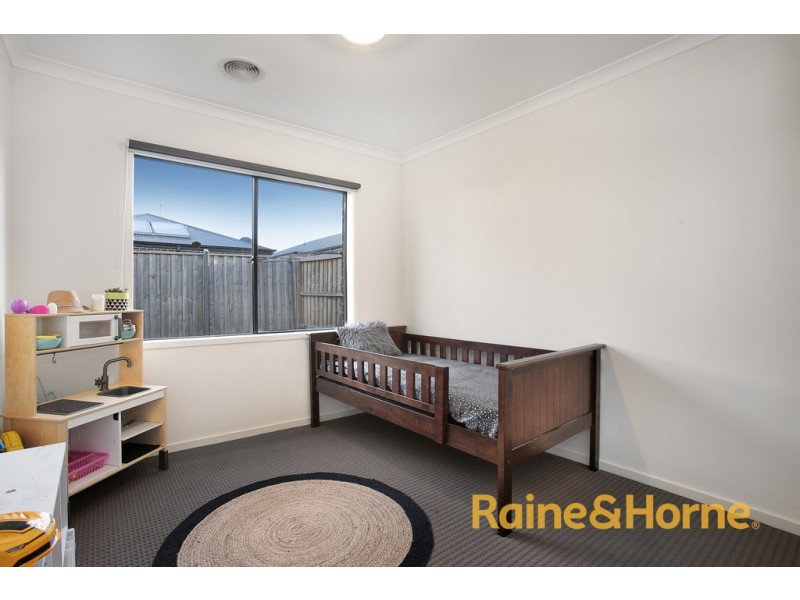 232 Heather Grove, Clyde North VIC 3978