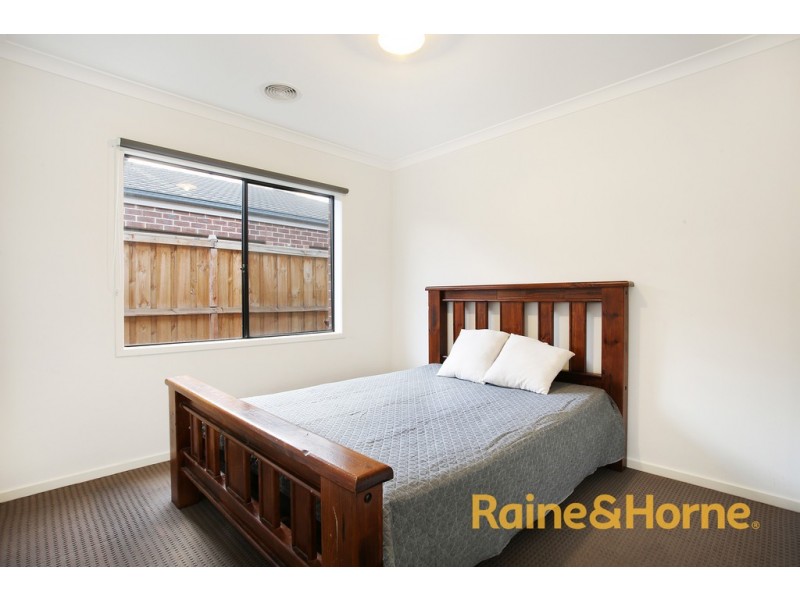 232 Heather Grove, Clyde North VIC 3978