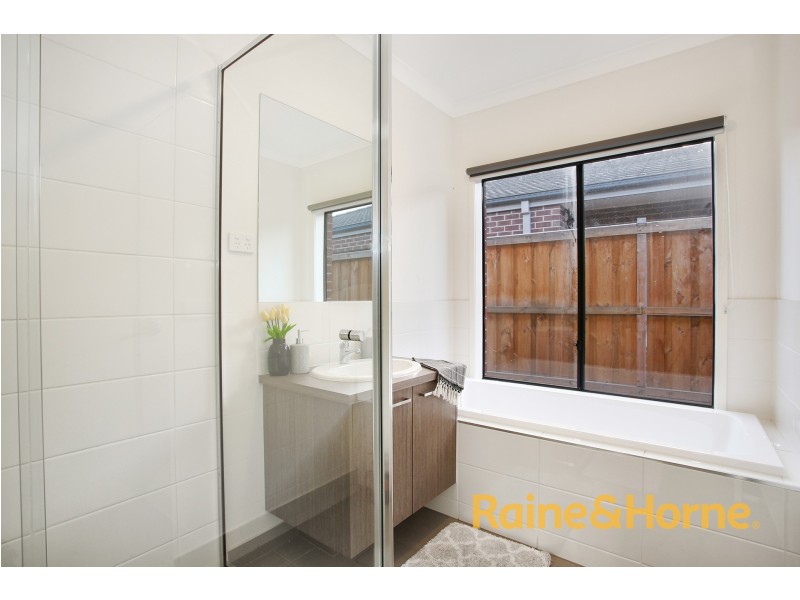 232 Heather Grove, Clyde North VIC 3978