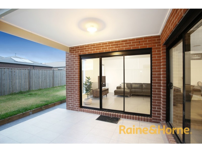 232 Heather Grove, Clyde North VIC 3978