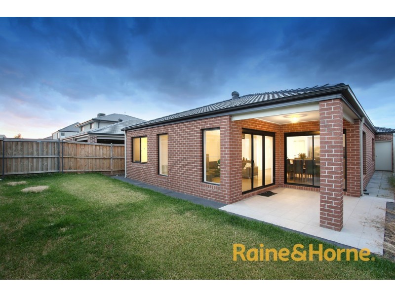 232 Heather Grove, Clyde North VIC 3978