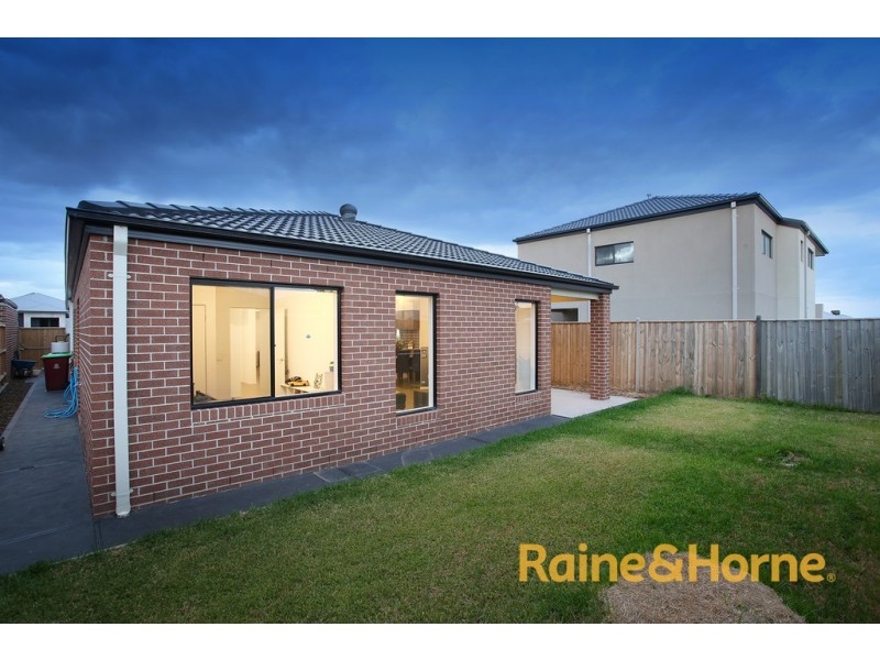 232 Heather Grove, Clyde North VIC 3978