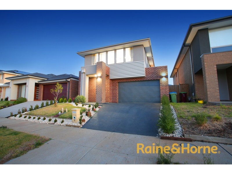 8 St Gwinear Lane, Cranbourne North VIC 3977