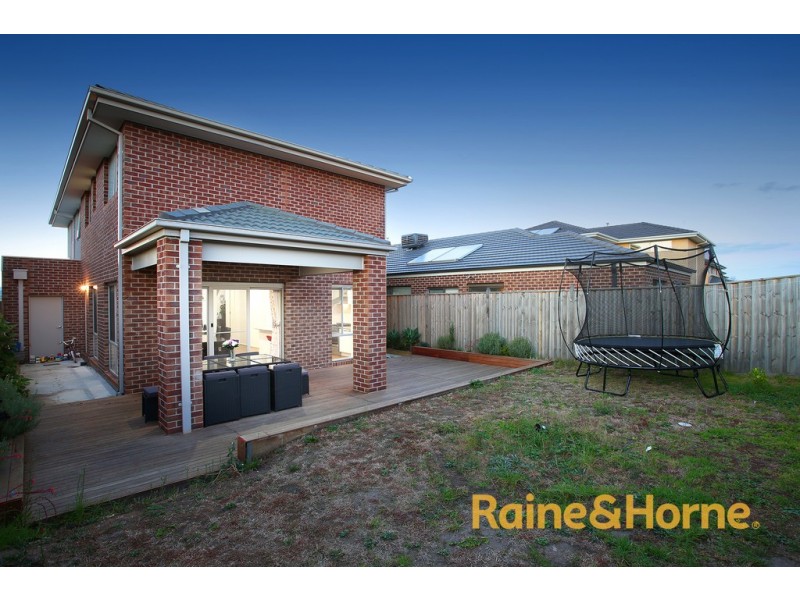 8 St Gwinear Lane, Cranbourne North VIC 3977