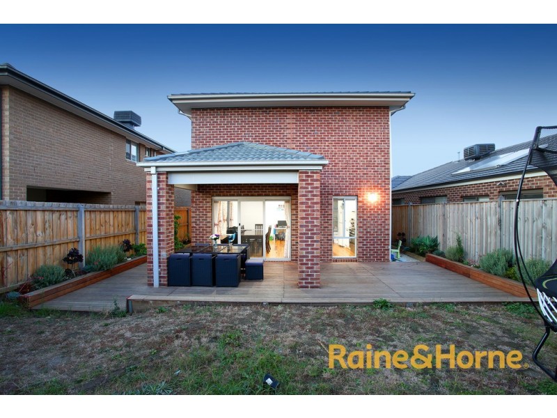 8 St Gwinear Lane, Cranbourne North VIC 3977