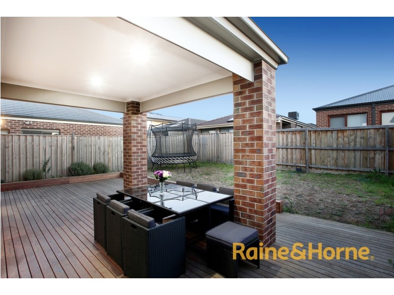 8 St Gwinear Lane, Cranbourne North VIC 3977