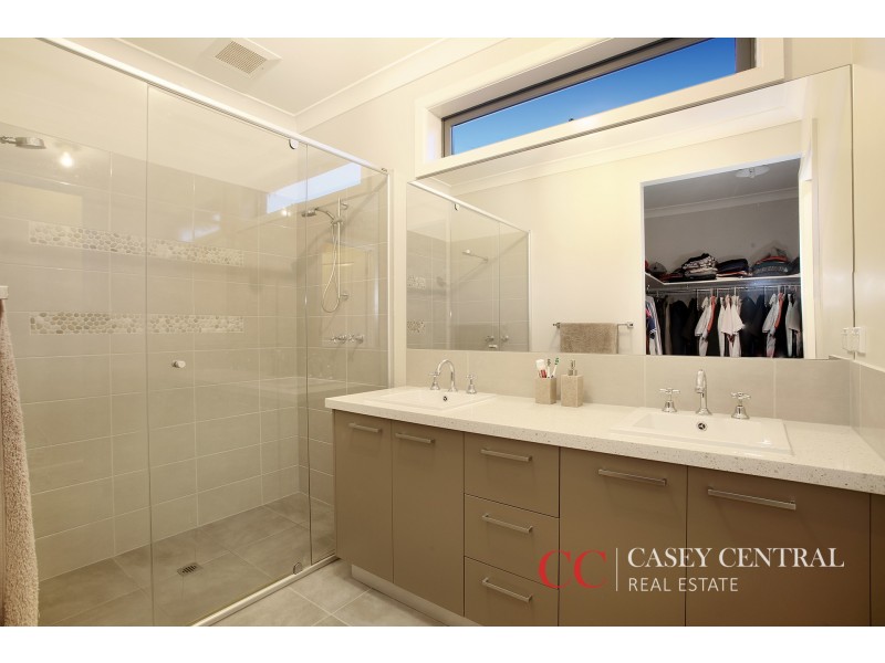2 Maplewood Court, Cranbourne North VIC 3977