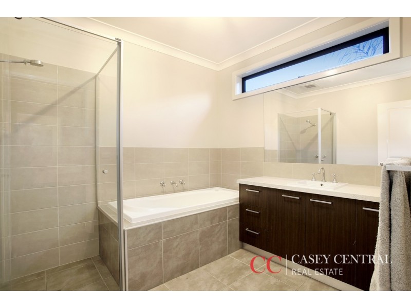 2 Maplewood Court, Cranbourne North VIC 3977