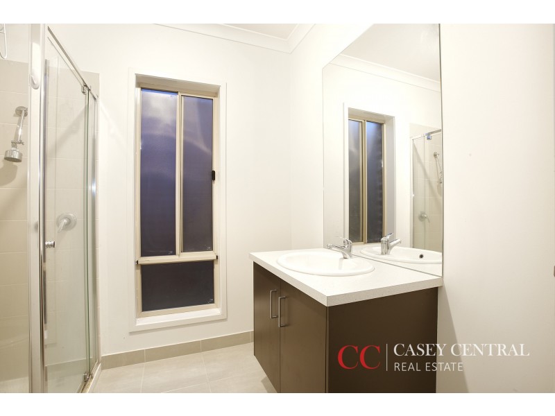 8 Campaspe Street, Clyde North VIC 3978