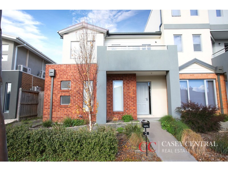 2/10 Mickleham Drive, Cranbourne North VIC 3977