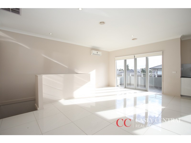 2/10 Mickleham Drive, Cranbourne North VIC 3977