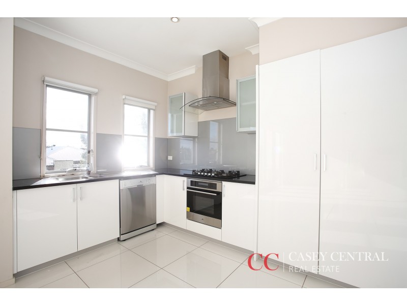 2/10 Mickleham Drive, Cranbourne North VIC 3977