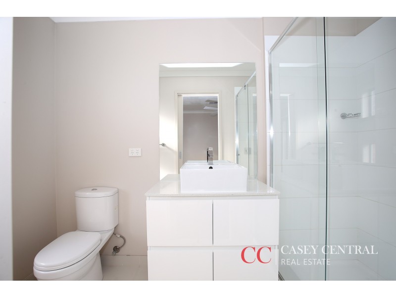 2/10 Mickleham Drive, Cranbourne North VIC 3977