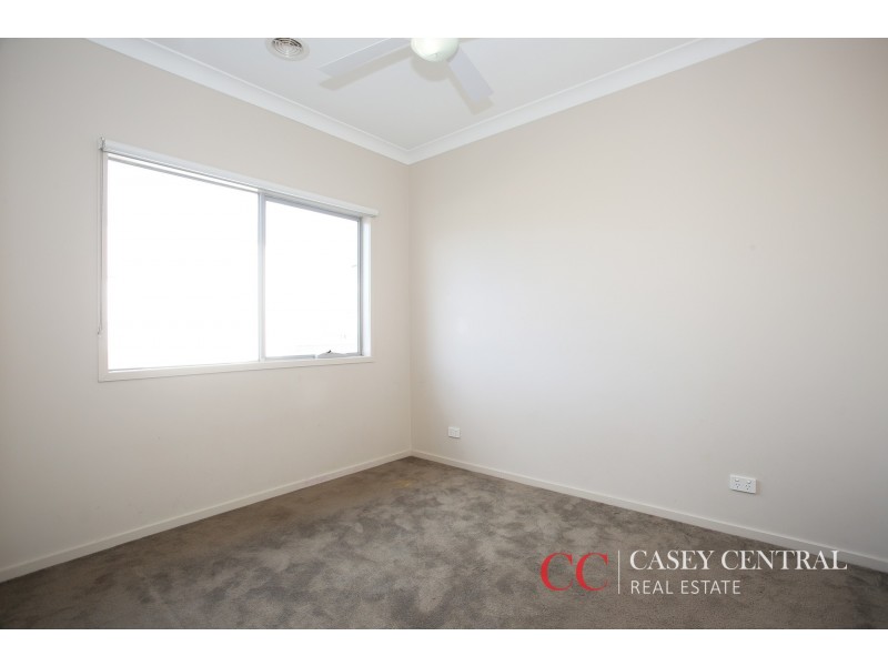 2/10 Mickleham Drive, Cranbourne North VIC 3977