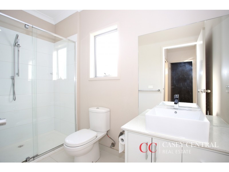 2/10 Mickleham Drive, Cranbourne North VIC 3977