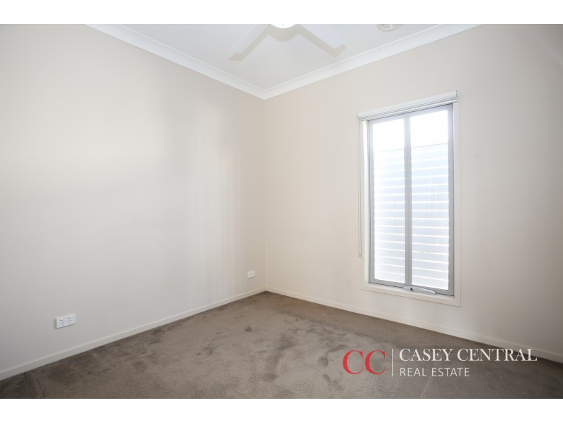 2/10 Mickleham Drive, Cranbourne North VIC 3977
