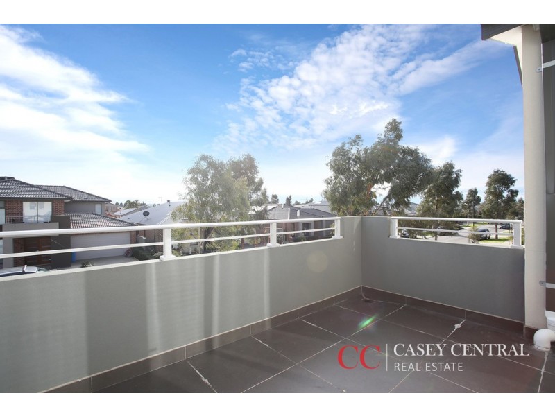 2/10 Mickleham Drive, Cranbourne North VIC 3977