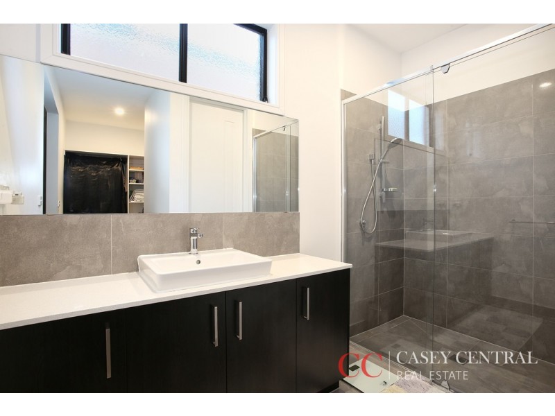 54 Karawarra Circuit, Cranbourne North VIC 3977