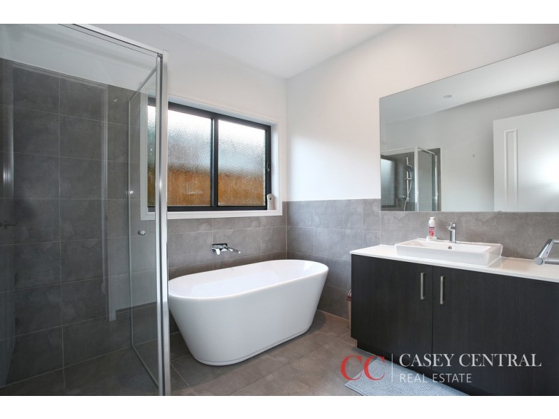 54 Karawarra Circuit, Cranbourne North VIC 3977