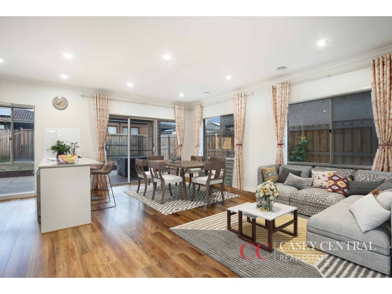 8 St Gwinear Lane, Cranbourne North VIC 3977