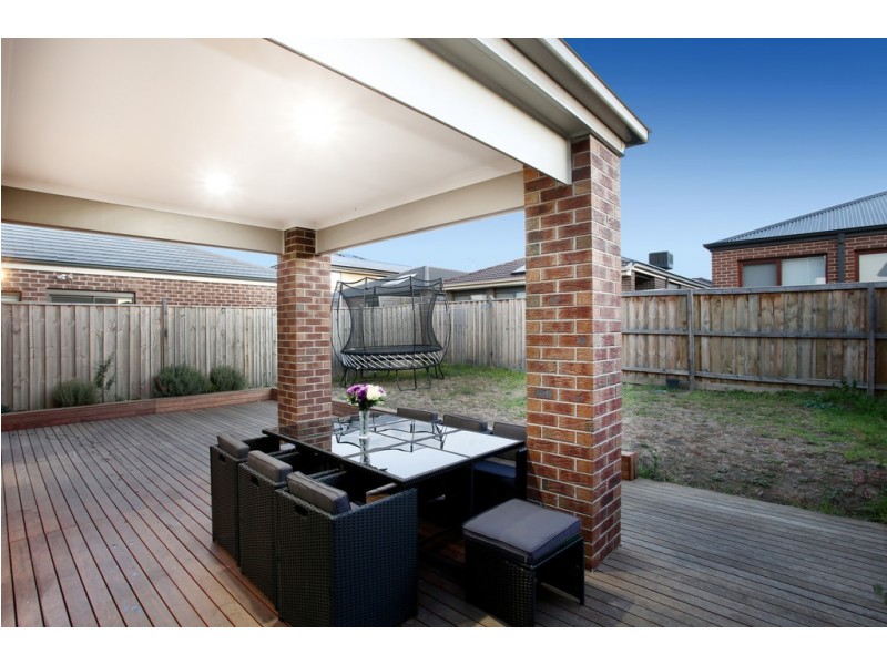 8 St Gwinear Lane, Cranbourne North VIC 3977