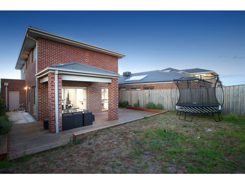 8 St Gwinear Lane, Cranbourne North VIC 3977