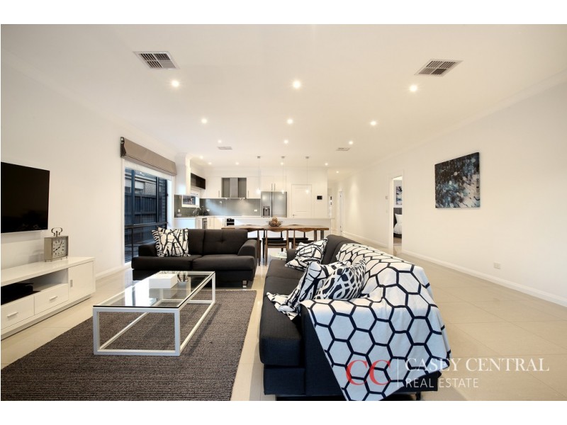 34 Mannavue Boulevard, Cranbourne North VIC 3977