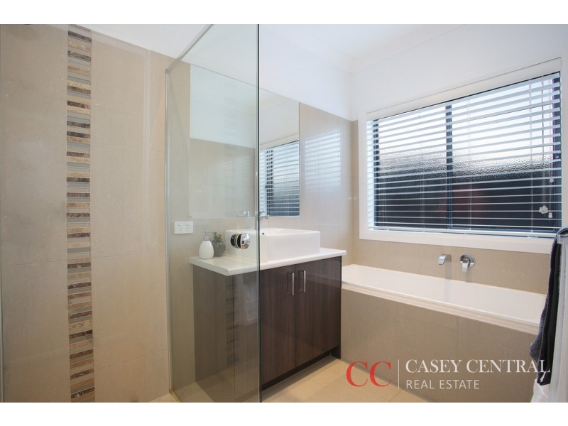 34 Mannavue Boulevard, Cranbourne North VIC 3977