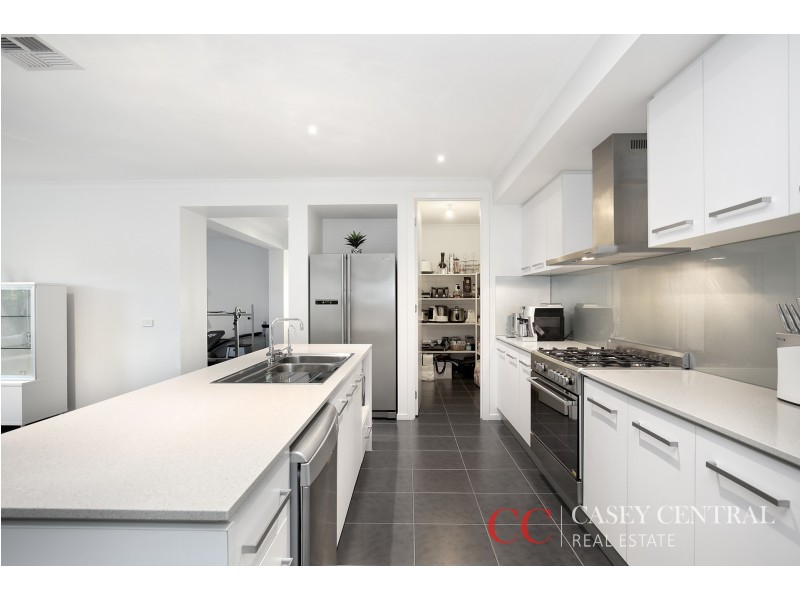 12 Perry Circuit, Cranbourne North VIC 3977