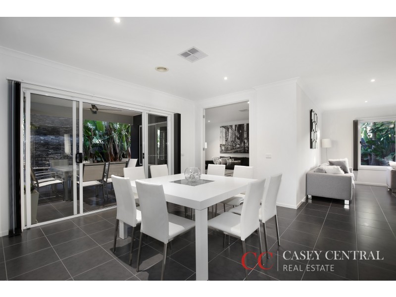 12 Perry Circuit, Cranbourne North VIC 3977