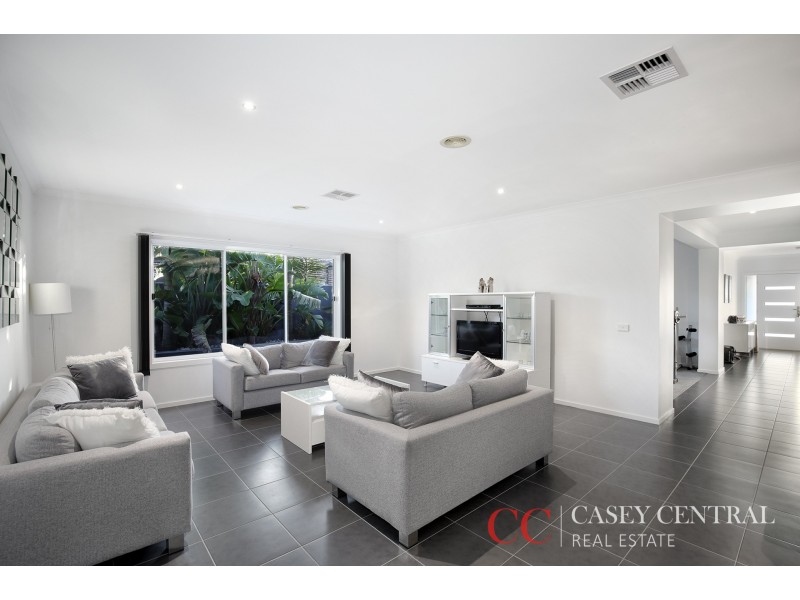 12 Perry Circuit, Cranbourne North VIC 3977