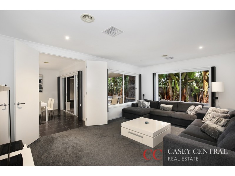 12 Perry Circuit, Cranbourne North VIC 3977