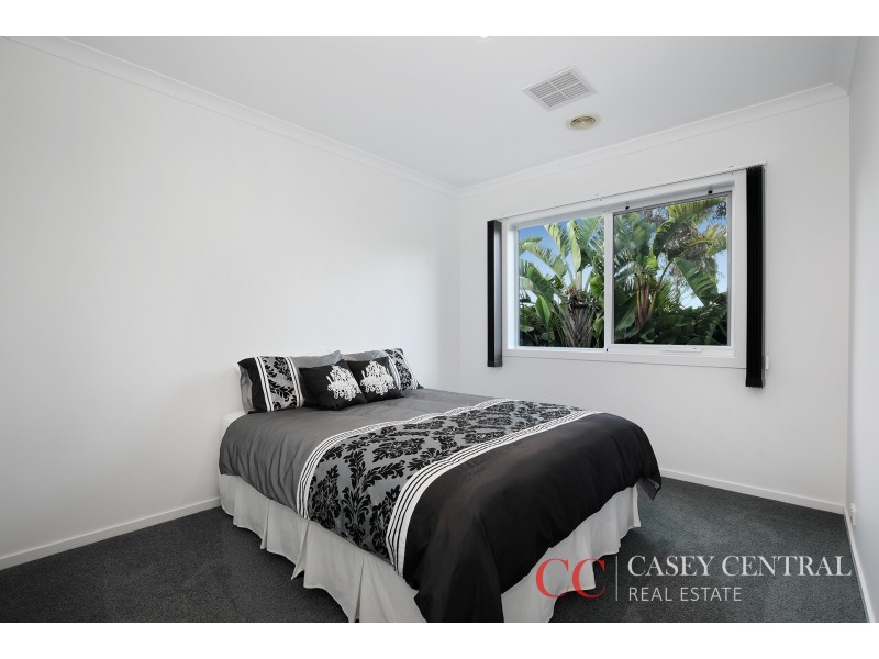 12 Perry Circuit, Cranbourne North VIC 3977