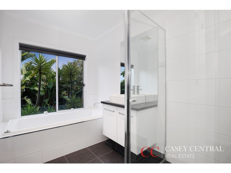 12 Perry Circuit, Cranbourne North VIC 3977