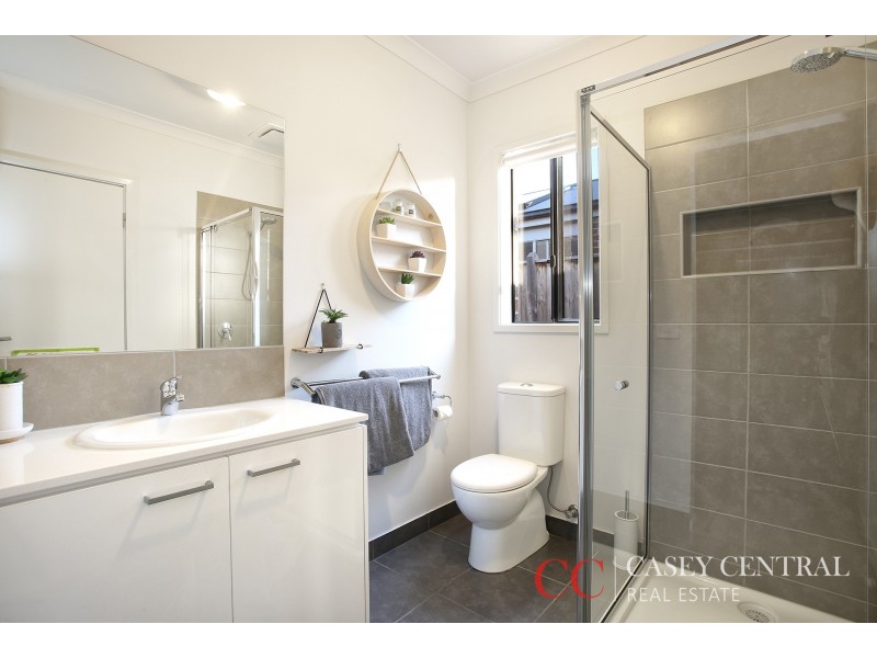 11 Lindwall Drive, Cranbourne West VIC 3977