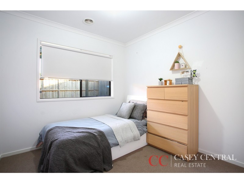 11 Lindwall Drive, Cranbourne West VIC 3977