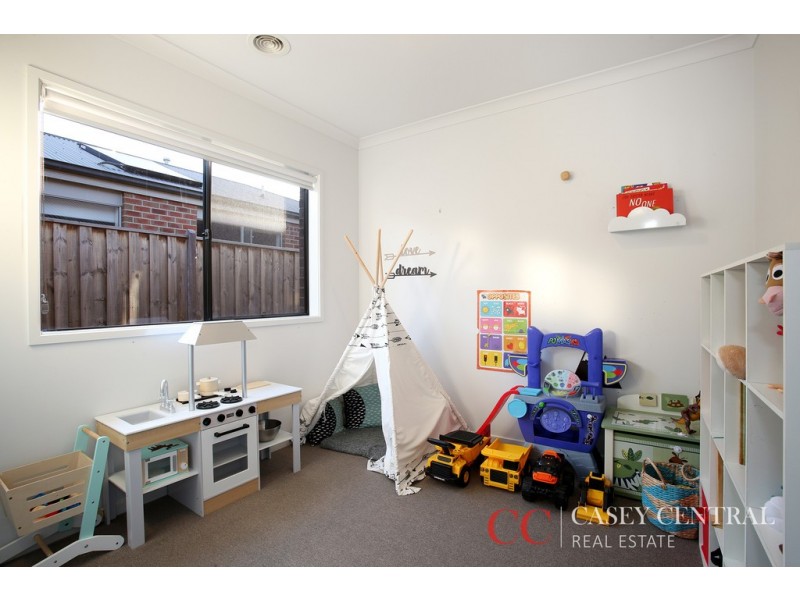 11 Lindwall Drive, Cranbourne West VIC 3977