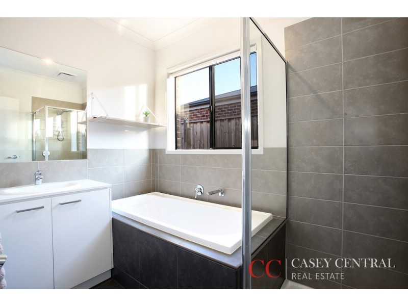 11 Lindwall Drive, Cranbourne West VIC 3977