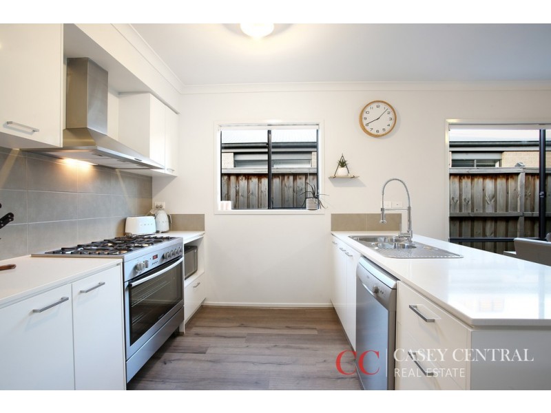 11 Lindwall Drive, Cranbourne West VIC 3977