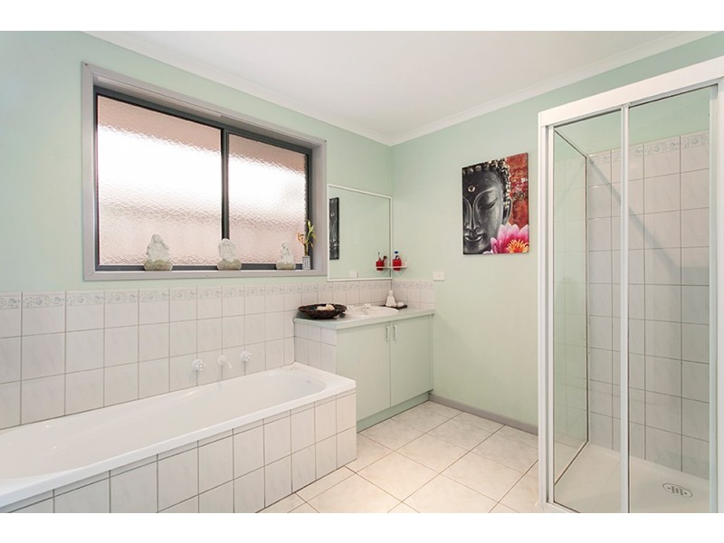 15 Bowman Close, Narre Warren South VIC 3805