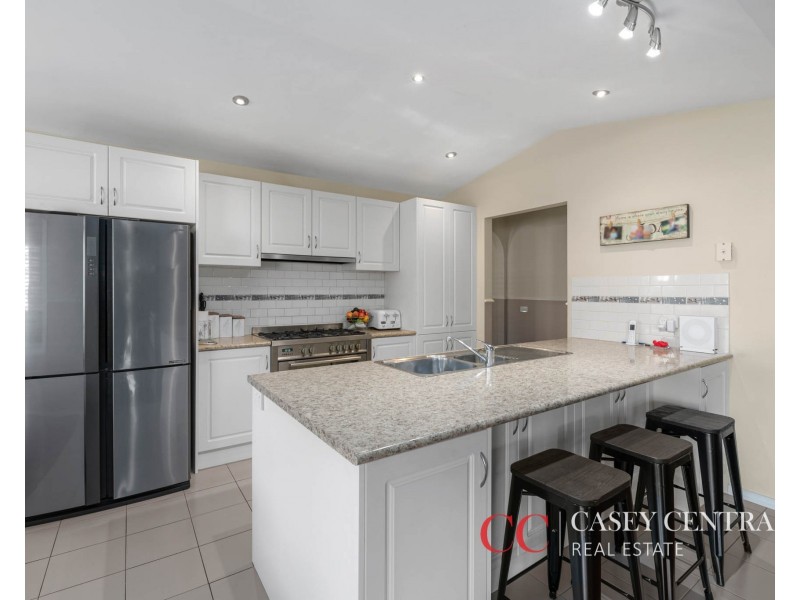 18 Yorkshire Drive, Cranbourne North VIC 3977