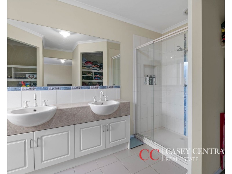 18 Yorkshire Drive, Cranbourne North VIC 3977