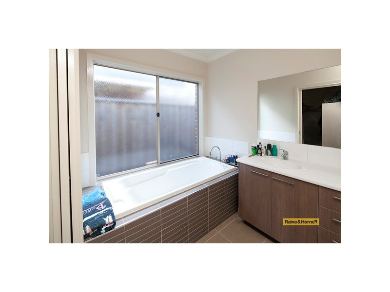 8 Golden Grove, Narre Warren South VIC 3805